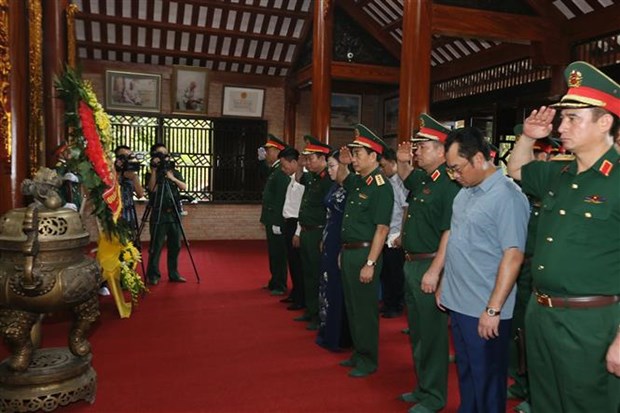 7·27伤残军人烈士日：越南国防部长潘文江在7·27国家历史遗址进香 hinh anh 1