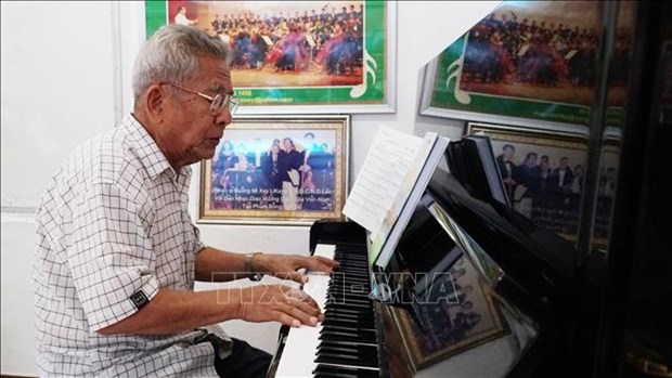 越老关系60周年：把胡主席的诗词谱成歌曲的老挝音乐家 hinh anh 1