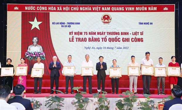 越南国会主席王廷惠出席乂安省2022年祖国记功证书颁发仪式 hinh anh 1