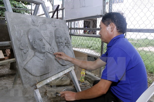 在老挝举行的雕塑与海报绘画营活动：通过艺术作品了解越老关系 hinh anh 1