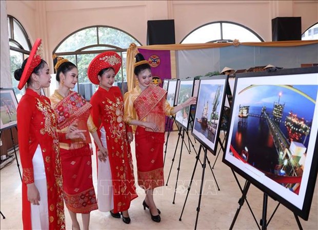 越老建交60周年：“越南之美”展会在老挝开幕 hinh anh 4