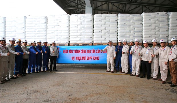 平山炼油和石化股份公司售出首批500吨塑料颗粒 hinh anh 1