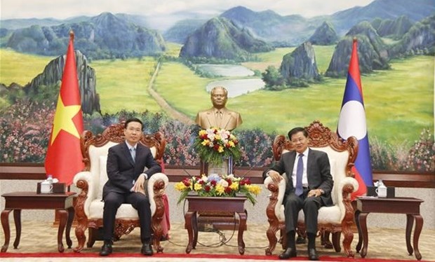越老建交60周年：老挝党和国家高级领导人会见越南党和国家高级代表团 hinh anh 1
