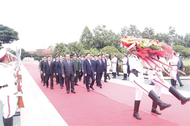 越老建交60周年：老挝党和国家高级领导人会见越南党和国家高级代表团 hinh anh 3