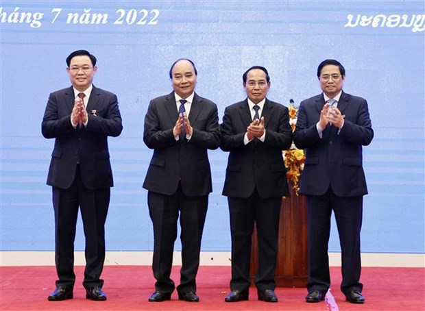 范明政、王廷惠等越南领导人荣获老挝国家金质勋章和一等自由勋章 hinh anh 1