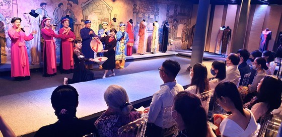 体验表演非物质文化遗产 让国际游客更加了解越南文化 hinh anh 1