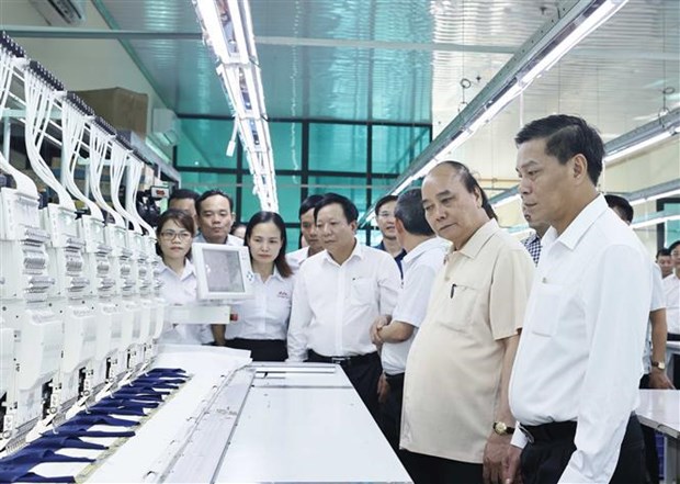 越南国家主席阮春福造访海防市高效的纺织服装经营生产模式 hinh anh 1