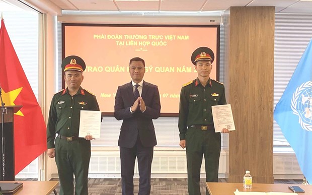 越南首两位维和军官在纽约荣获军衔 hinh anh 1