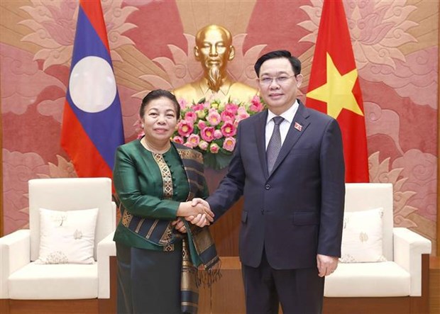 越南国会主席王廷惠会见老挝国会副主席顺通·赛雅佳 hinh anh 1