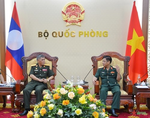 越南人民军总参谋部领导会见老挝人民军总参谋部作战部局代表团 hinh anh 1