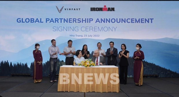 VinFast与 IRONMAN建立全球合作伙伴关系 hinh anh 1