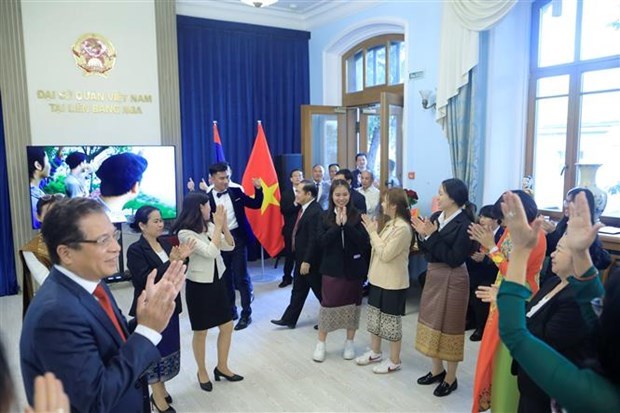 越南驻俄罗斯大使馆与老挝驻俄罗斯大使馆的深厚友谊 hinh anh 1