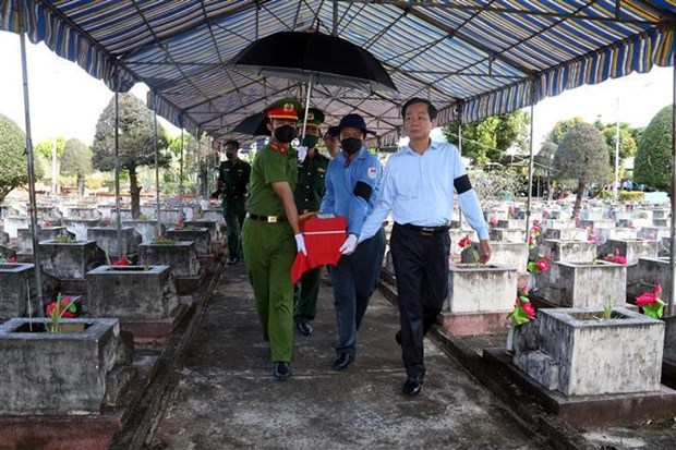 越南伤残军人与烈士节75周年：为在柬战争时期牺牲的志愿军遗骸举行追悼会 hinh anh 2