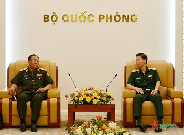 越南人民军副总参谋长阮仲平中将会见老挝凯山·丰威汉国防学院院长 hinh anh 1