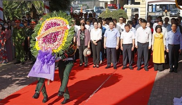 越南国会主席王廷惠敬香缅怀在广义省牺牲的英雄烈士 hinh anh 1