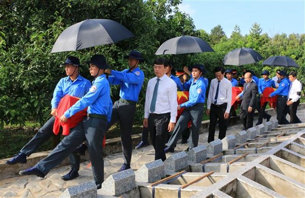 荣军烈士节：西宁和同塔两省为在柬战争时期牺牲的烈士举行追悼会暨遗骸安葬仪式 hinh anh 2