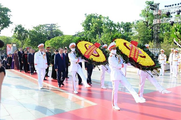 越南党和国家领导人上香怀念英雄烈士 拜谒胡志明主席陵墓 hinh anh 2