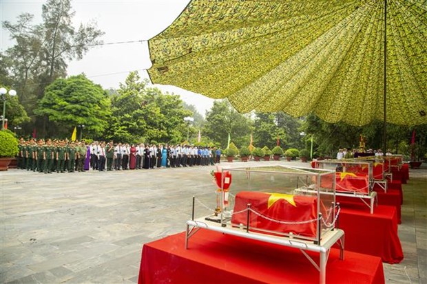 荣军烈士节：西宁和同塔两省为在柬战争时期牺牲的烈士举行追悼会暨遗骸安葬仪式 hinh anh 1
