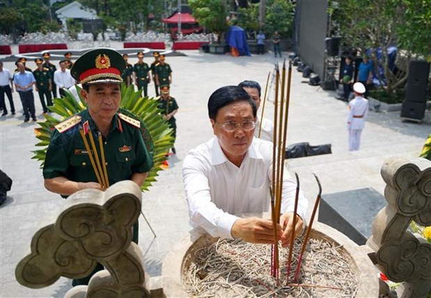 政府常务副总理范平明在河江省渭川国家烈士陵园向英雄烈士们上香 hinh anh 1