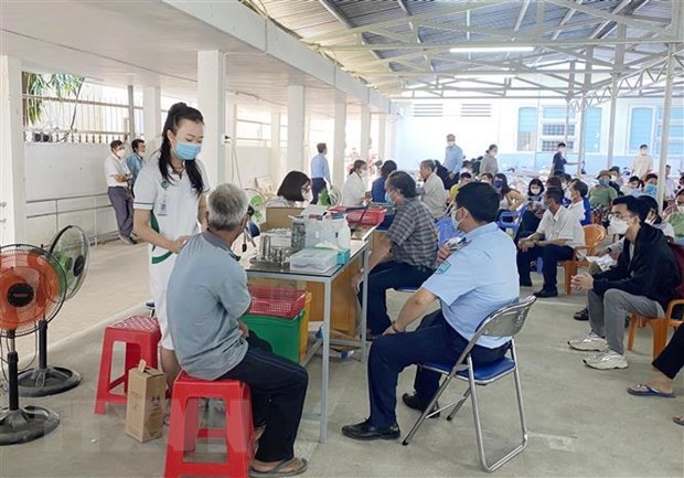 8月2日越南新增新冠肺炎确诊病例超2000例 集中推进疫苗接种工作 hinh anh 1