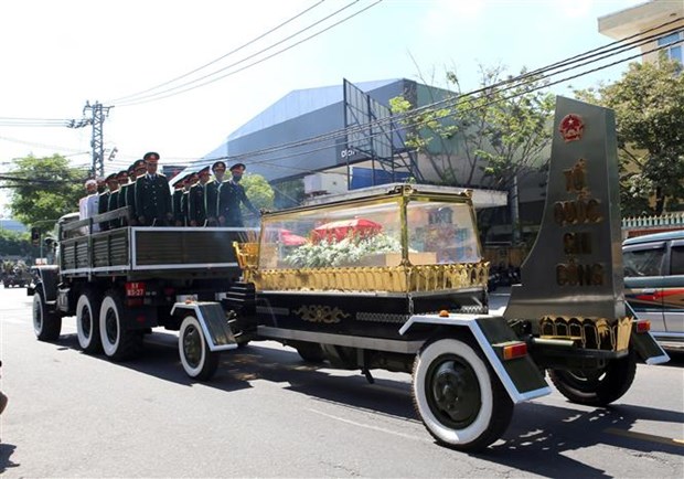 人民武装力量英雄萨兰提蒂斯-阮文立追悼会和安葬仪式在岘港市举行 hinh anh 3