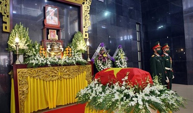 人民武装力量英雄萨兰提蒂斯-阮文立追悼会和安葬仪式在岘港市举行 hinh anh 2