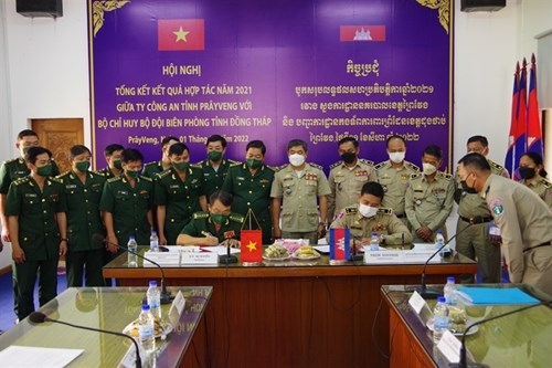 越南同塔省边防部队与柬埔寨波萝勉省公安厅部署2022年合作方向 hinh anh 1