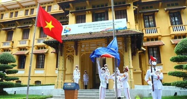 东盟成立55周年升旗仪式在河内隆重举行 hinh anh 1