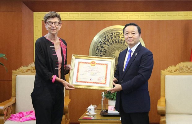 挪威驻越南大使被授予“致力于自然资源与环境事业”纪念章 hinh anh 1
