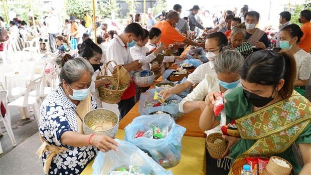 旅居老挝越南人举行活动 庆祝盂兰节 hinh anh 1