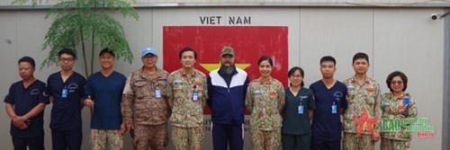 越南蓝色贝雷帽部队成功营救急性胰腺炎患者 hinh anh 1