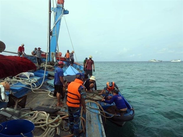 越南海军军种129号海团积极协助在长沙群岛海域遇险的渔船 hinh anh 1