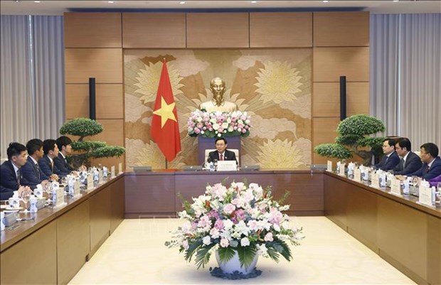 越南国会主席王廷惠会见日本自民党青年局代表团 hinh anh 1