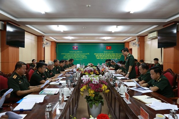 越南河静省边防部队指挥部与老挝波里坎赛省军事指挥部举行工作会谈 hinh anh 1