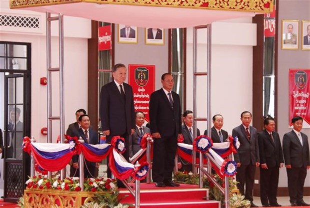 老挝领导人高度评价老挝公安部与越南公安部的合作成效 hinh anh 1