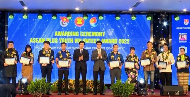 2022年东盟青年志愿者奖颁奖仪式在广平省举行 hinh anh 1