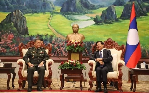 老挝与柬埔寨加强军事合作 hinh anh 1