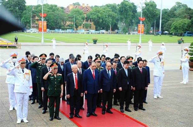 越南国庆77周年：党和国家领导入陵瞻仰胡志明主席遗容 hinh anh 1