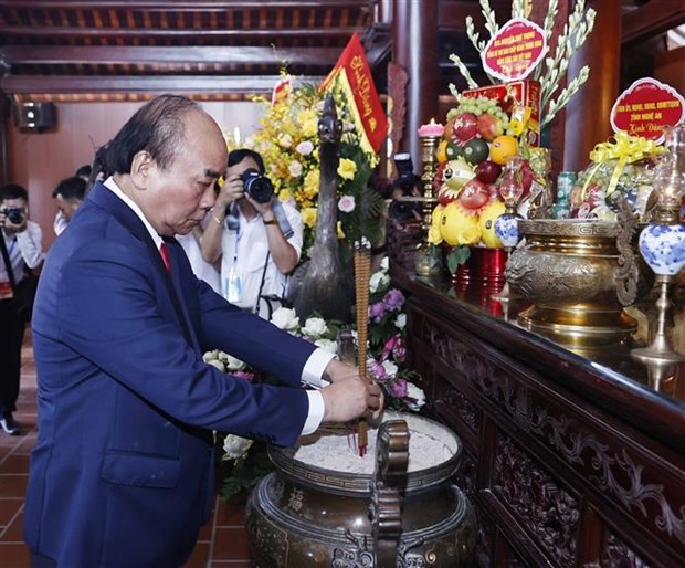 越南党、国家领导人出席黎鸿峰总书记诞辰120周年纪念活动 hinh anh 2