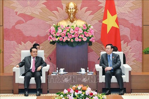 越南国会主席王廷惠会见老挝国家审计署审计长 hinh anh 1