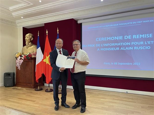 法国历史学家阿兰•罗斯西奥获得越南2021年国家对外新闻奖 hinh anh 1