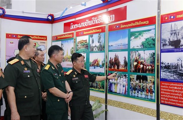 老挝国防部举行图片展 庆祝2022年老越友好团结年 hinh anh 1