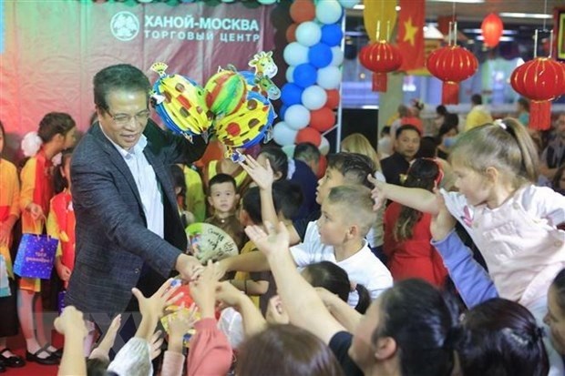 在俄罗斯和柬埔寨越南儿童欢度中秋佳节 hinh anh 1