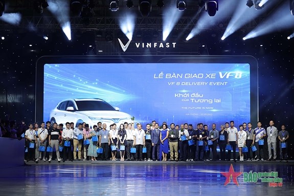 Vinfast首批100辆电动汽车VF8正式向客户交付 hinh anh 1