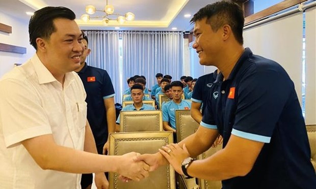 越南U20球队启程前往印尼参加2023年亚足联U20亚洲杯预选赛 hinh anh 1