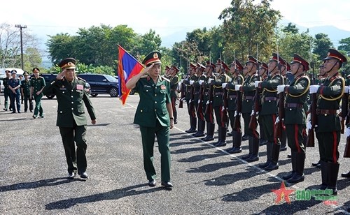 越南国防部长潘文江大将探访老挝人民军1步兵师 hinh anh 1