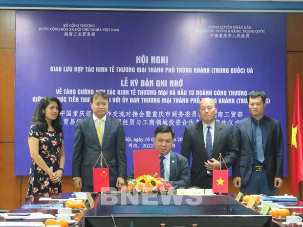 越南工贸部贸易促进局与中国重庆市商务委员会签署合作备忘录 hinh anh 1