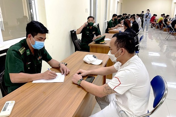 安江省接收柬埔寨移交的44名非法移民 hinh anh 1