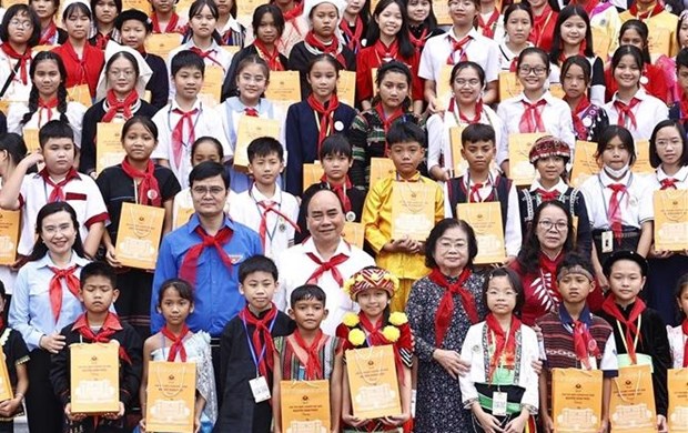 越南国家主席阮春福会见全国各民族优秀少年儿童代表 hinh anh 1
