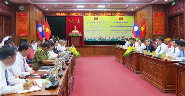 越南广平省与老挝占巴塞省高级代表团举行会谈 hinh anh 1